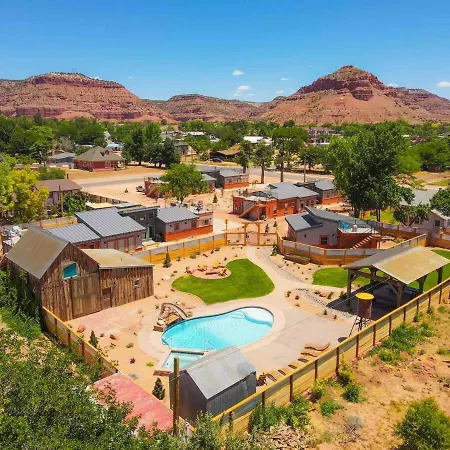 Timber & Tin H 2Bed 2Bath W Pool & Rooftop Deck